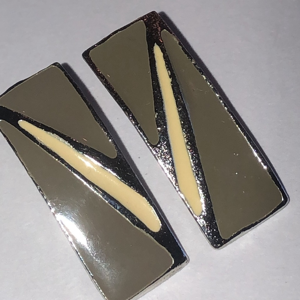 Vintage Geometric Silver Tone and Tan Green Enamel Boho Retro Earrings - Picture 4 of 6